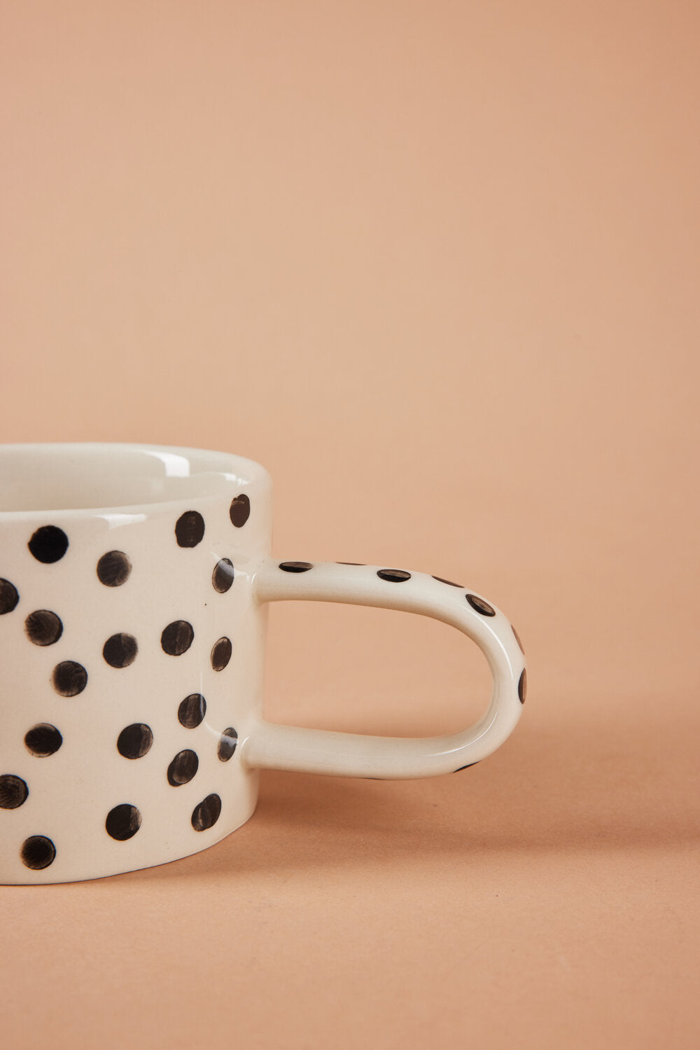 Krus med små prikker, hvid/sort - H:7 cm.